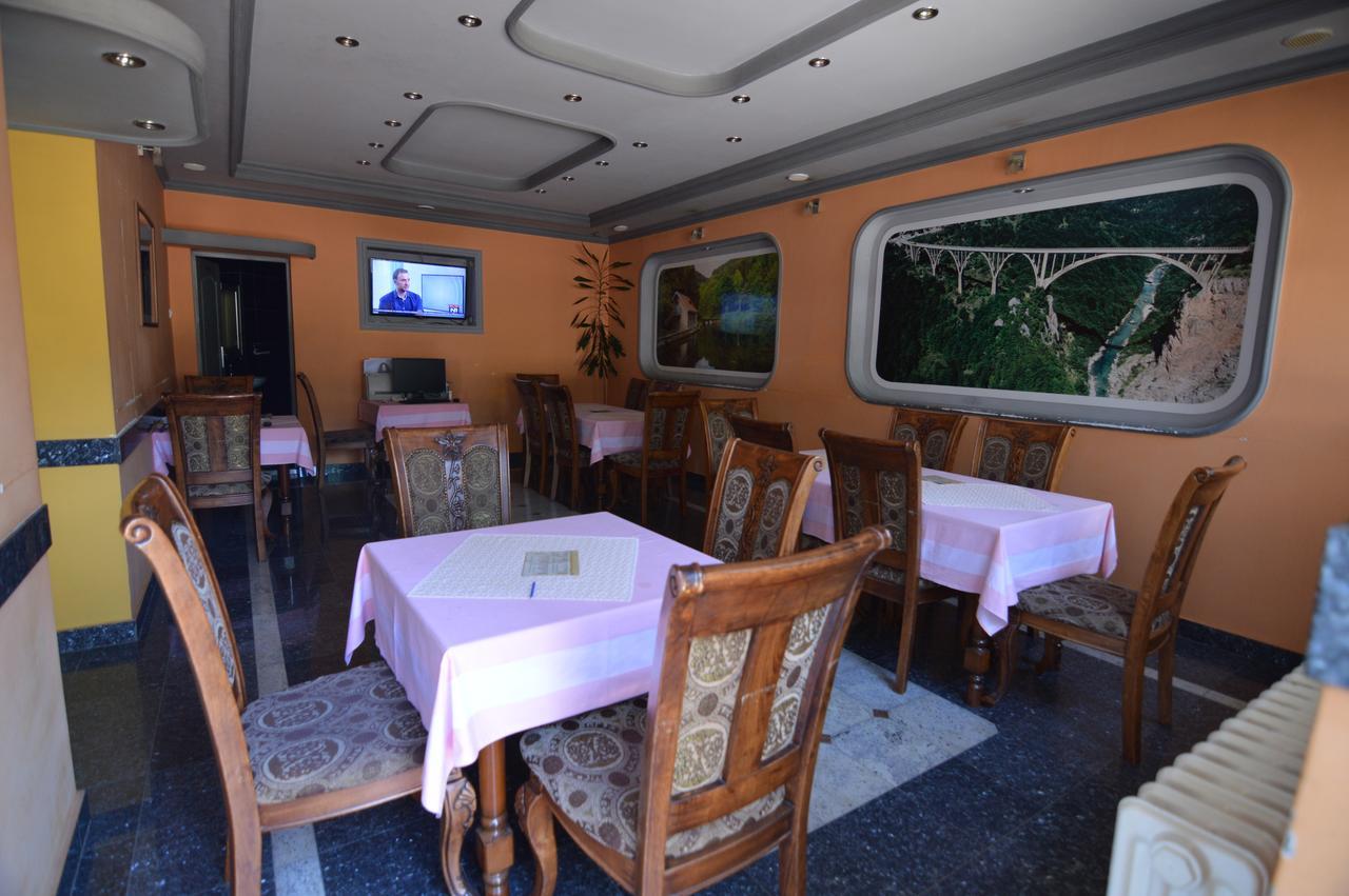 Hotel 24 Jul Плєвля Екстер'єр фото