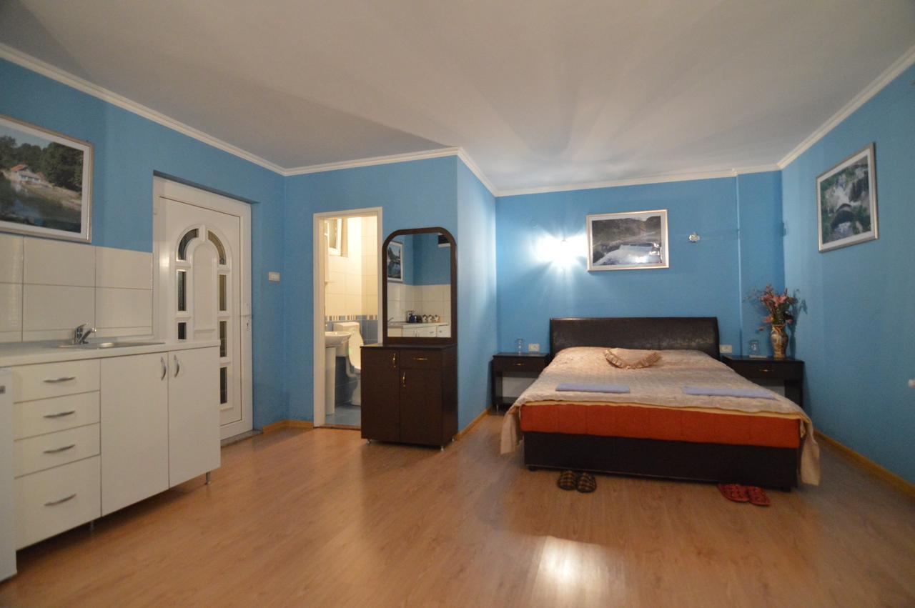 Hotel 24 Jul Плєвля Екстер'єр фото